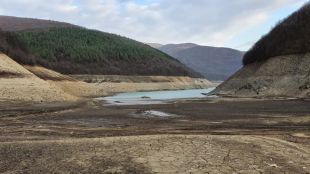 Стотици населени места са на воден режимЯзовири са наполовина под