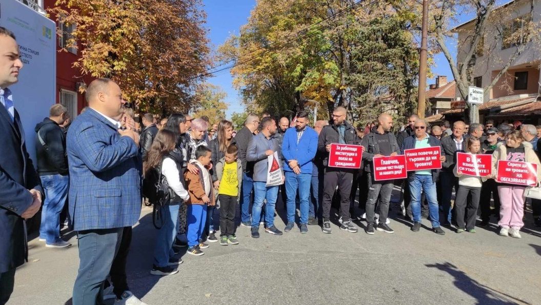 Жители на Катуница протестират заради замърсения въздух от тлеещото близо