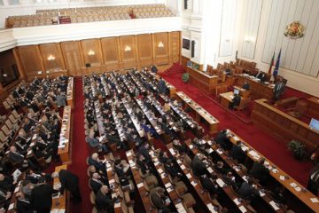 Парламентът включи заразените с COVID-19 в списъка за задължителна изолация и/или болнично лечение