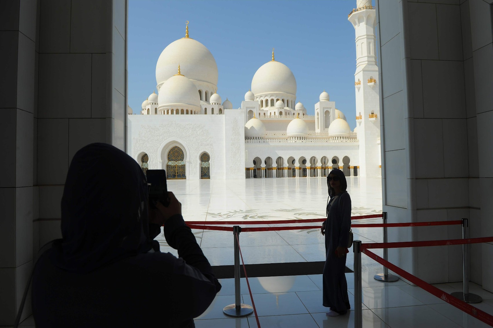 Вижте невероятната джамия Шейх Зайед в Абу Даби през обектива на "Труд" (ГАЛЕРИЯ)