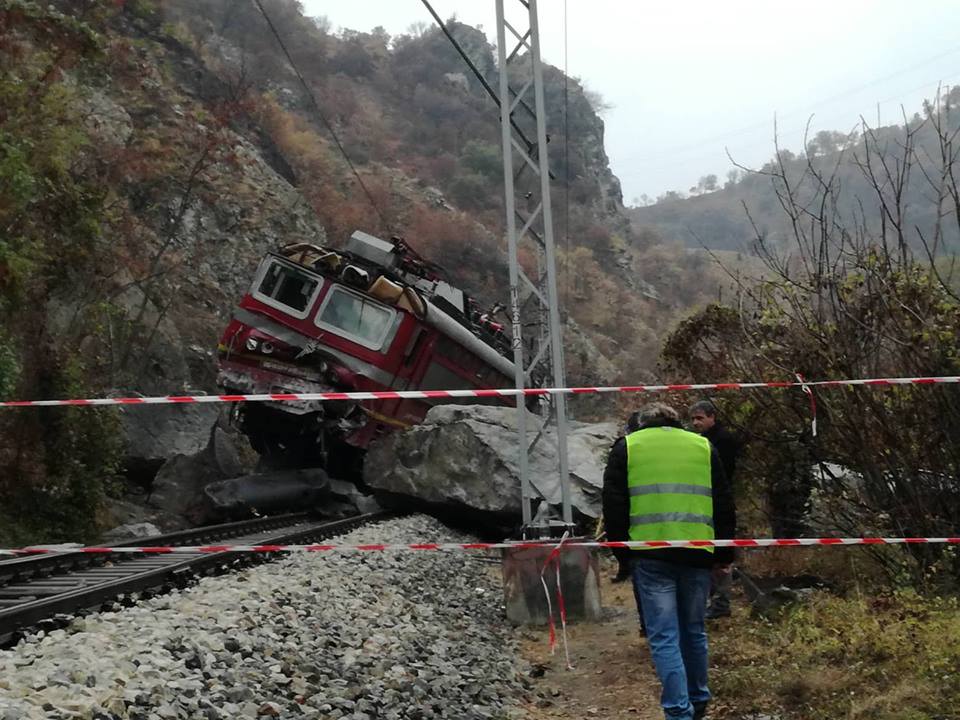 Влак се удари в огромни скали в Кресненското дефиле, 8 души пострадаха (обзор)