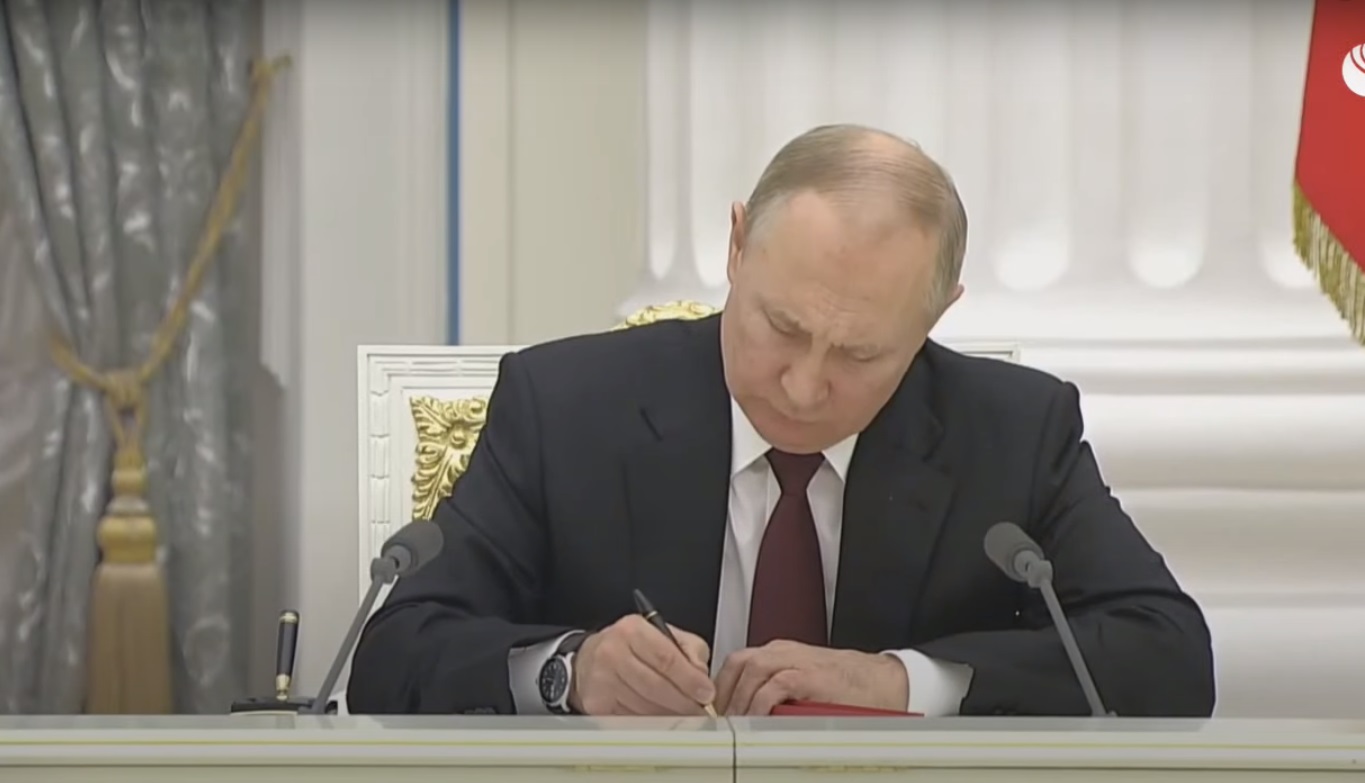 Путин подписа указите за признаване на ЛНР и ДНР (ВИДЕО)