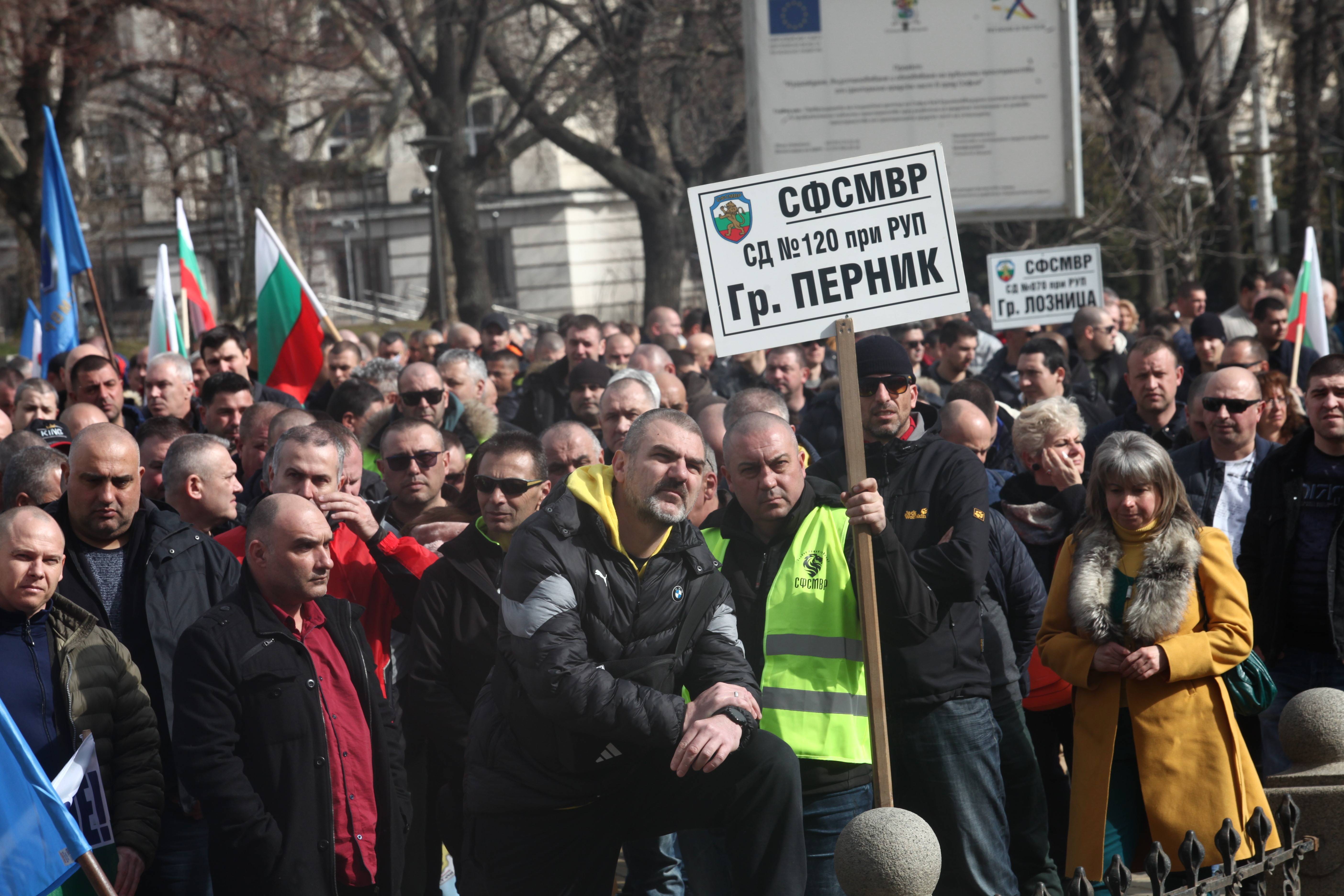 Полицаи излизат на щафетни протести