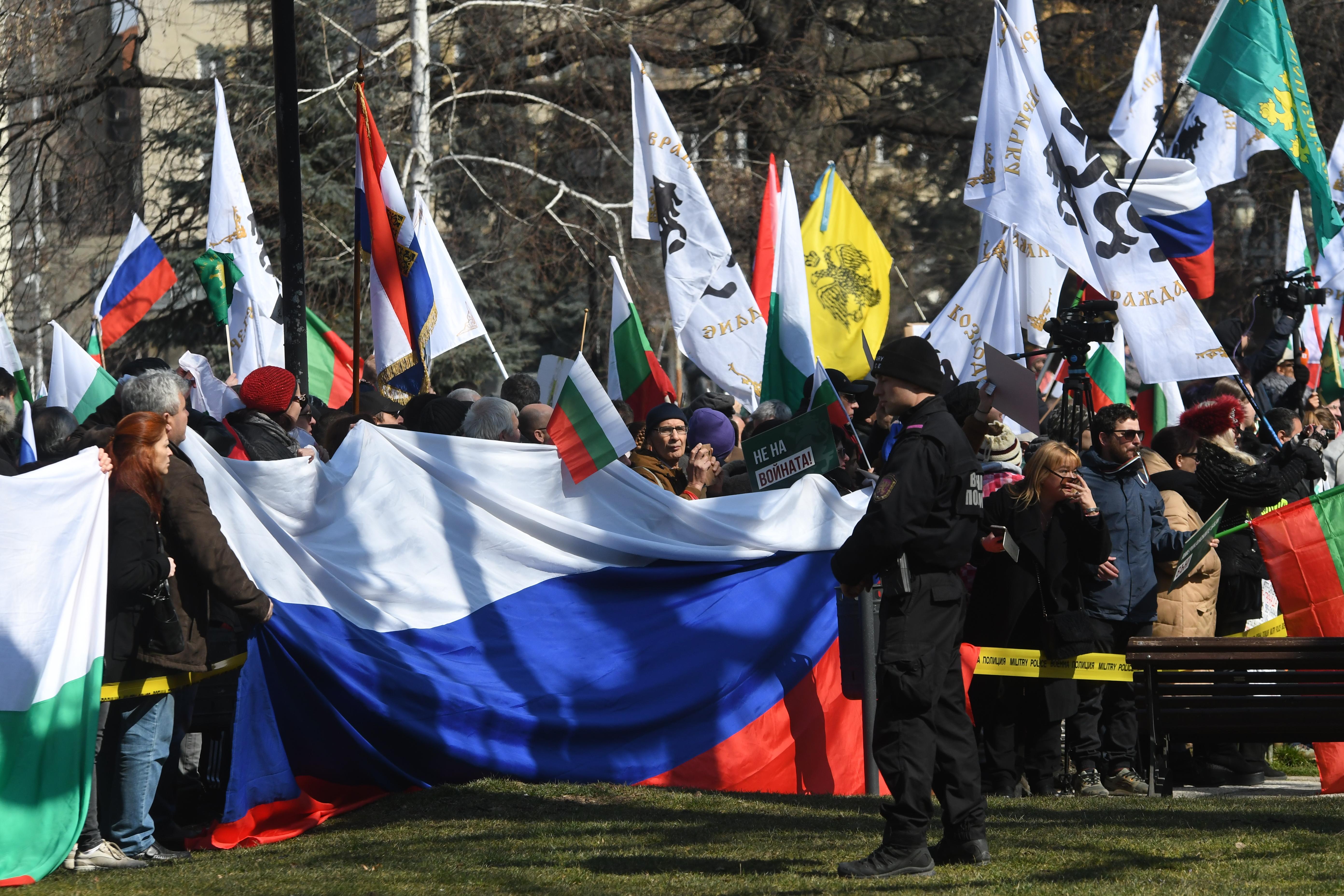 „Възраждане“ излязоха на протест срещу даването на оръжие за Украйна (СНИМКИ)