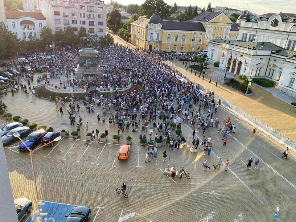 Искате ли да знаете точно колко голяма е “огромната подкрепа за правителството”?