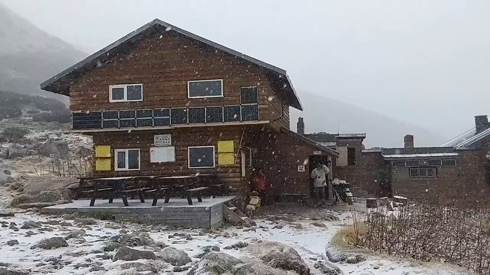 Падна първият сняг на Мусала (ВИДЕО)