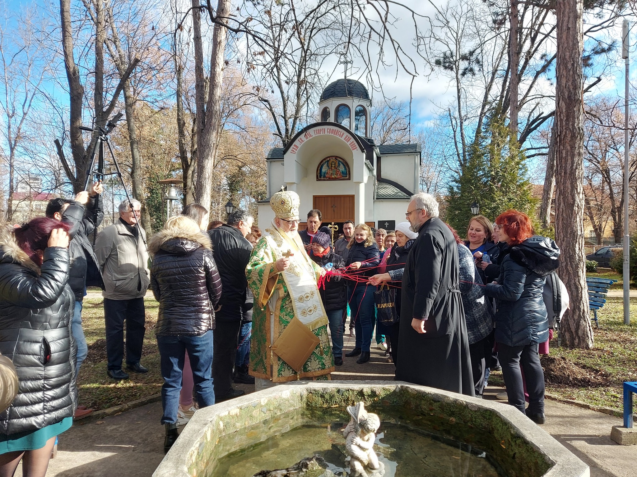 С интересен трик от конци издърпаха кръста на Богоявление в Александровска болница (СНИМКИ)