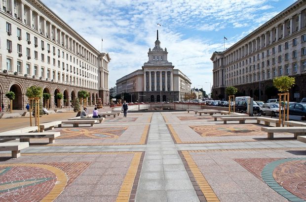 Свирепи депутати, правителство или Народно събрание “L”