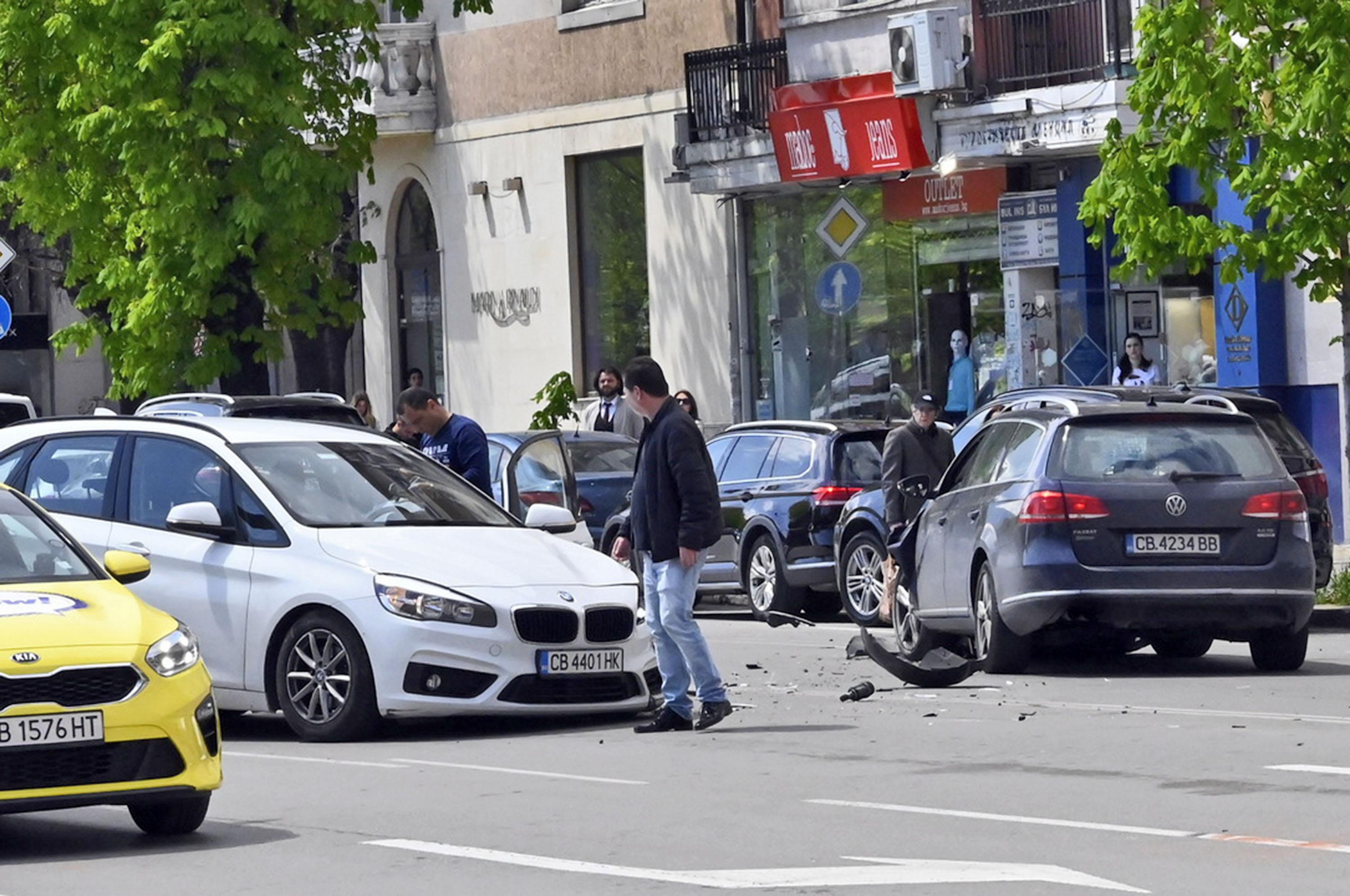 Два автомобила се удариха на оживено кръстовище в София (СНИМКИ)