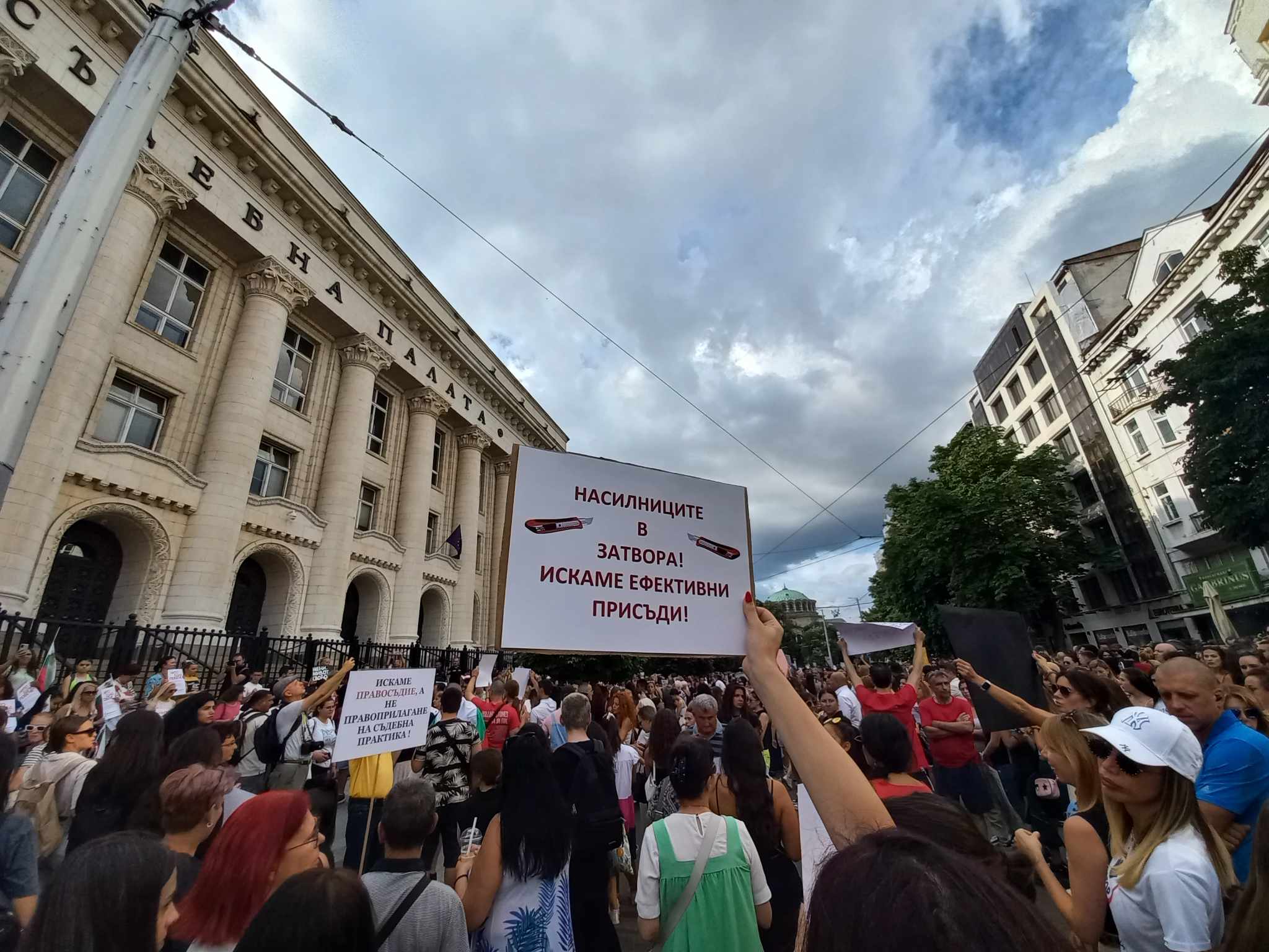 Вълна от протести в цялата страна заради жестоко малтретираното 18-годишно момиче (СНИМКИ)