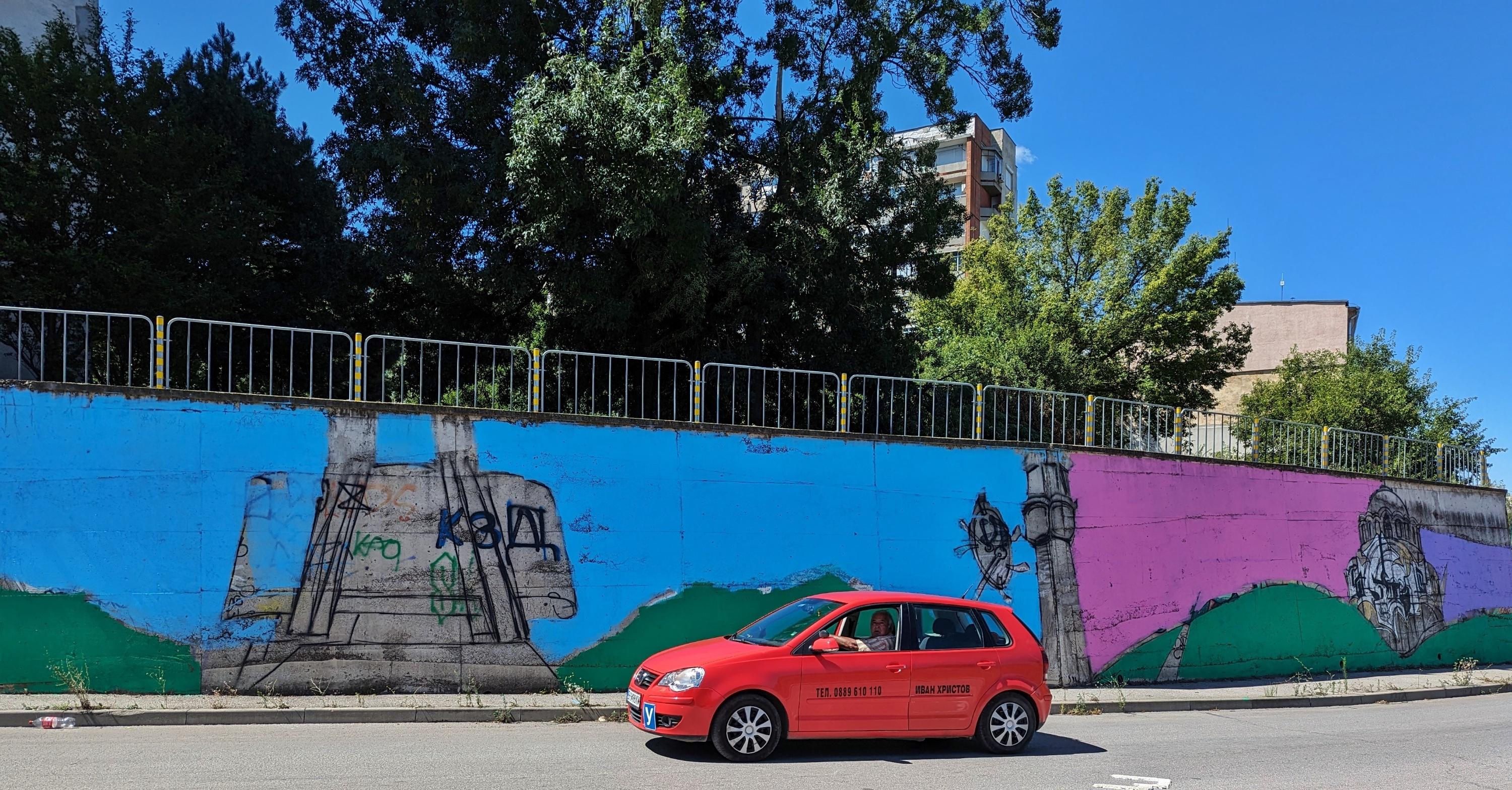 В Плевен рисуват графити със символи на града (СНИМКИ)