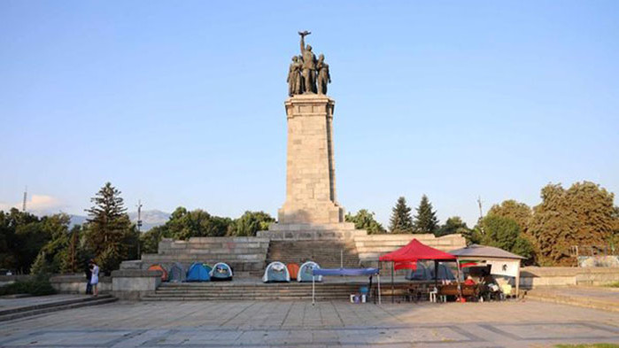 "Възраждане": Палатките в защита на Паметника на Съветската армия ще останат