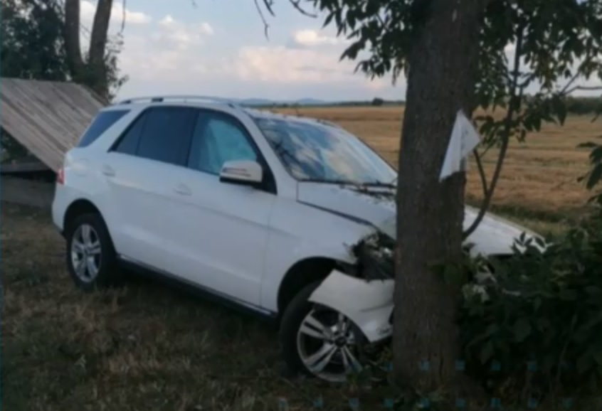 Водач с „Мерцедес“ мина през шипове, рани двама полицаи