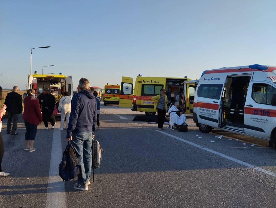 Четирима загинали след сблъсък на сръбски автобус с две коли в Гърция