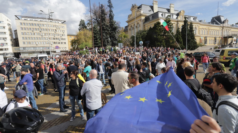 “Продължаваме промяната” протестират срещу себе си