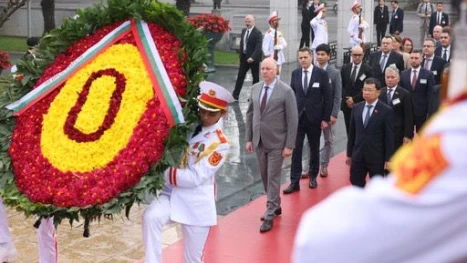 Росен Желязков поднесе венец пред паметника на героите в Ханой