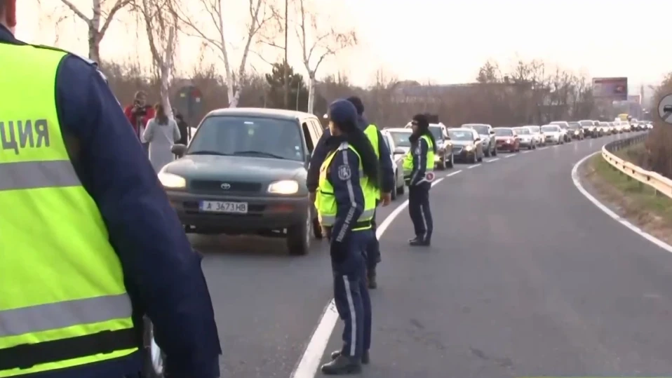 Километрична опашка от автомобили на път към Паметника на Свободата