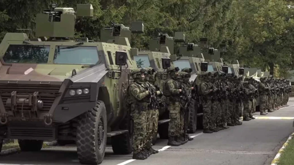 Косово обяви първия си пакет военна помощ за Украйна, праща камиони и бронирани машини