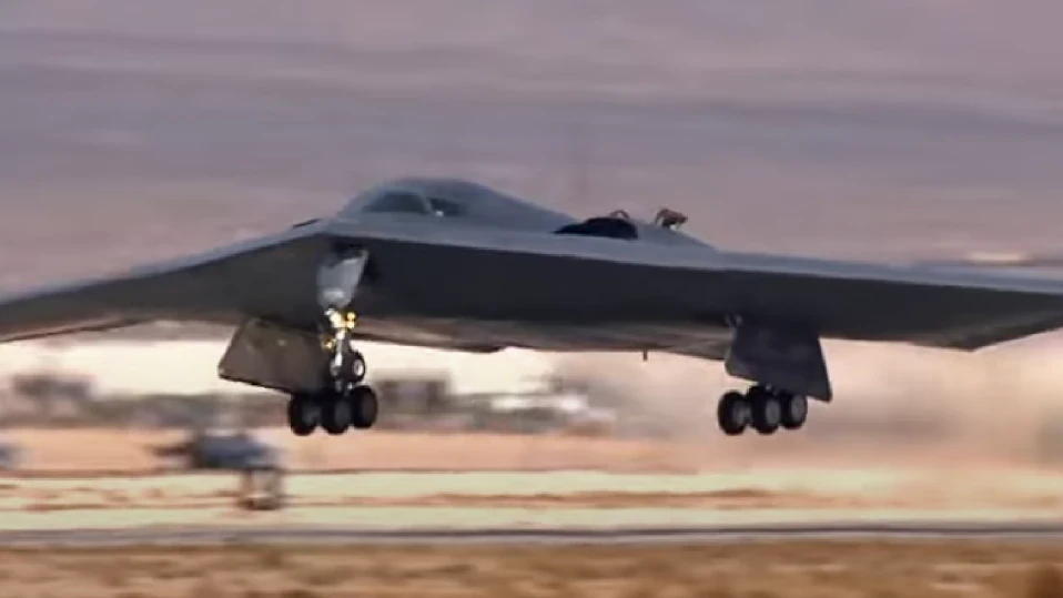 Оборудват стелт бомбардировача B-2 Spirit с нова противобункерна бомба (ВИДЕО)