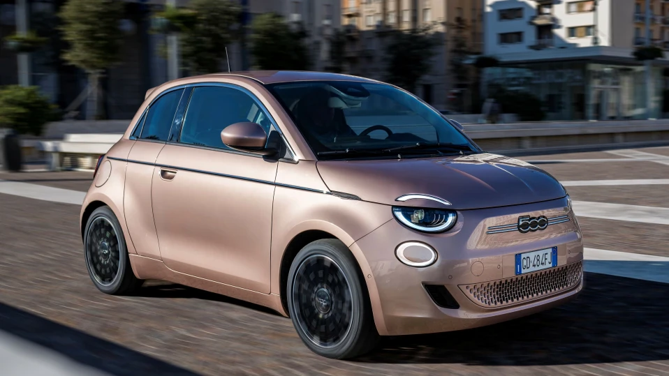 FIAT 500 с двигатели на ток и на бензин