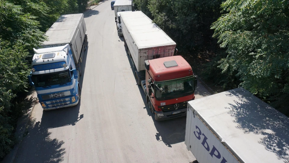 Заради жегите: Спират тировете в шест области утре