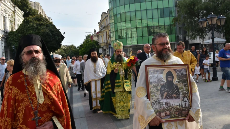 Посрещнаха Патриарха с литийно шествие във Видин, подариха му архиерейски жезъл