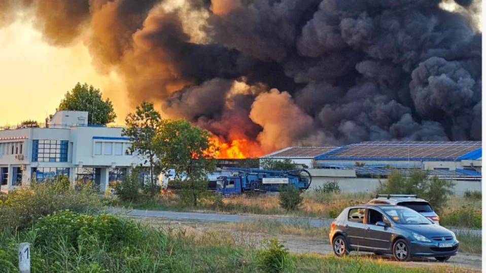 Огромен пожар в завод за отпадъци край Пловдив