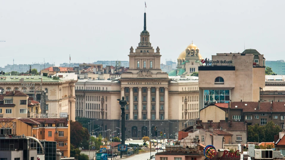 Парламентът заседава извънредно, но заради ПВУ