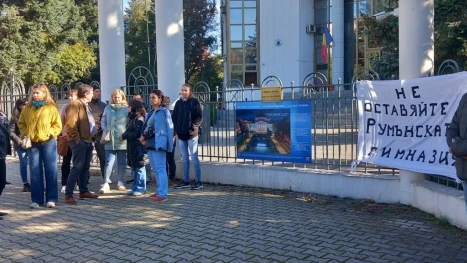 Румънската гимназия на протест (СНИМКИ)