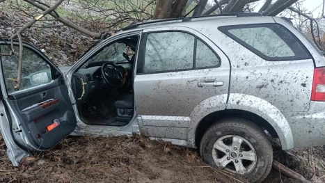 Кола се заби в дърво, две жени пострадаха