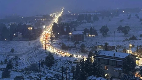 Електрически автомобили блокираха пътя за курорта Арахова в Гърция