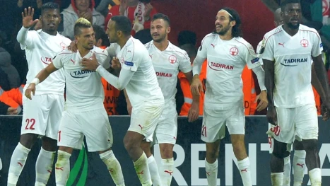 Hapoel Beer Sheva's Israeli midfielder Maor Buzaglo (2nd L) celebrates with teammates after scoring the opening goal of the UEFA Europa League group K football match between Southampton and Hapoel Beer Sheva at St Mary's Stadium in Southampton, southern England, on December 8, 2016.  / AFP PHOTO / OLLY GREENWOOD