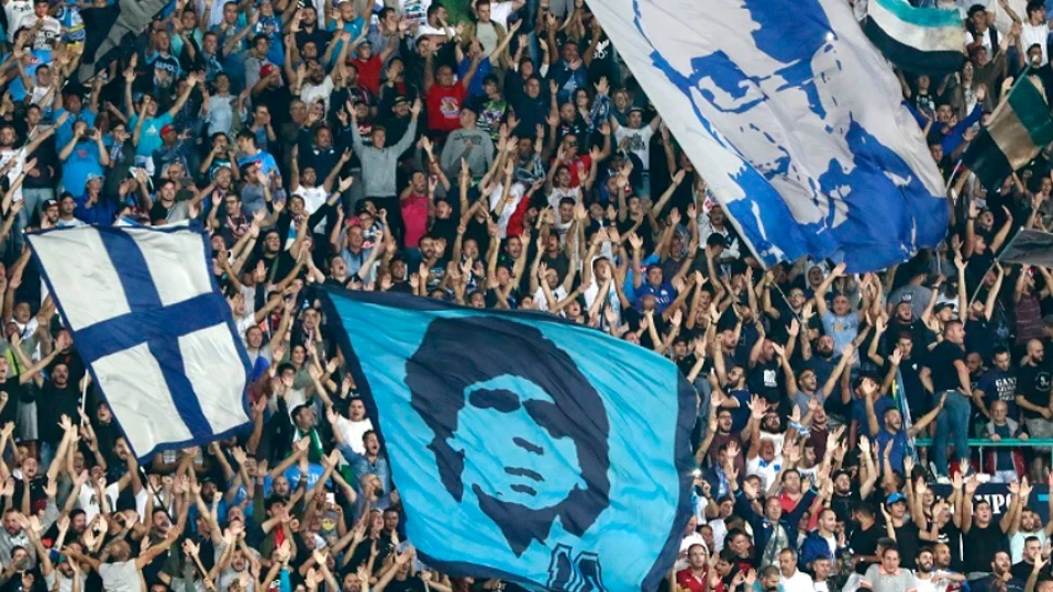 Napoli's fans cheer during the UEFA Champions League football match SSC Napoli vs SL Benfica on September 28, 2016 at the San Paolo stadium in Naples. / AFP PHOTO / CARLO HERMANN