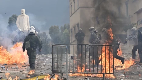 Безредици на протестите в Атина: Младежи тръгнаха с "Молотов" срещу парламента, полицията използва шокови гранати (ВИДЕО)