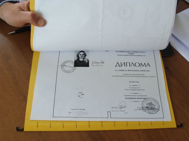 Търсят двете дипломи на чистачката Даниела Борисова