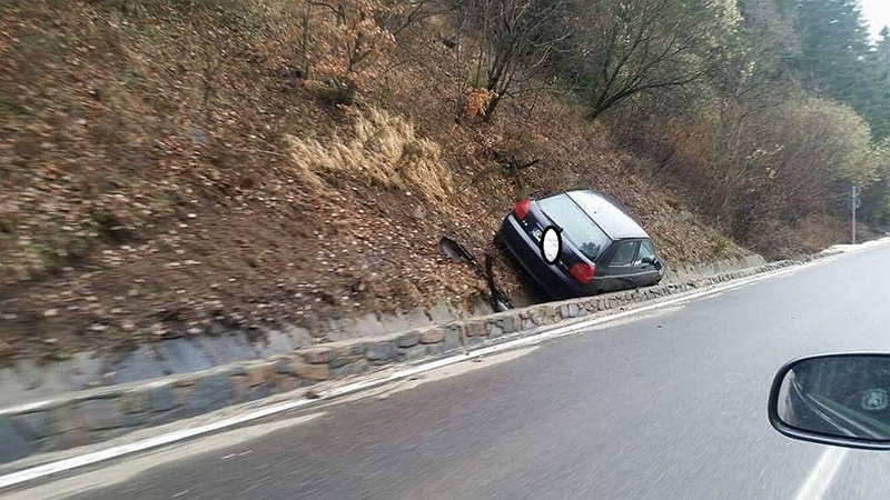 Мъж се отърва без драскотина след скок в канавка