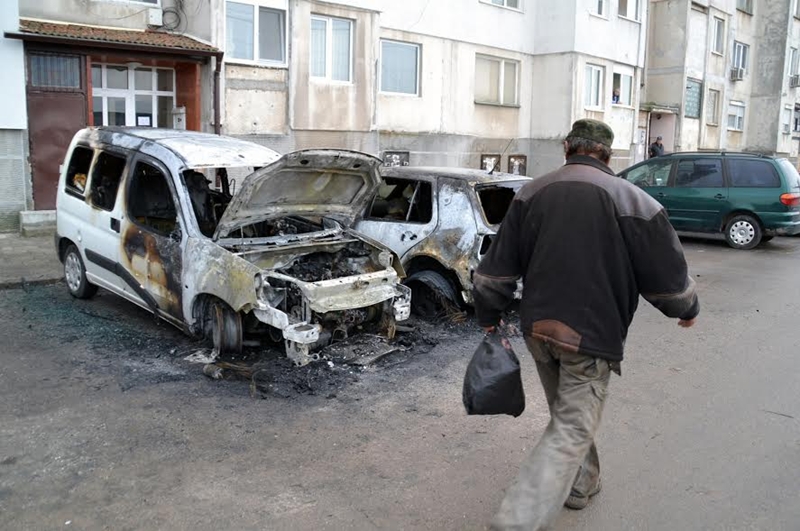 Пореден палеж на коли в Хасково, пламъци унищожиха два автомобила