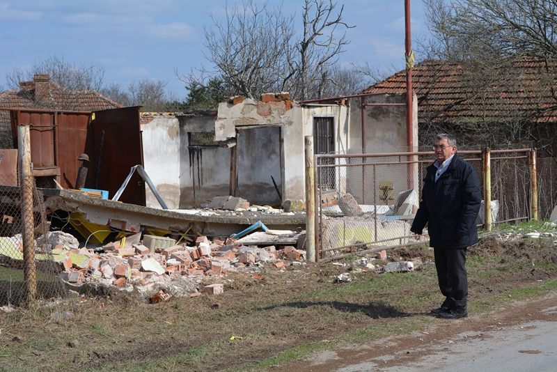 За пореден път: ТИР катастрофира в монтанско село, хората разграбиха стоката