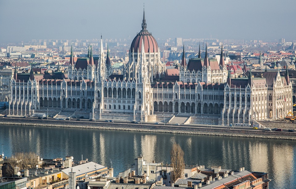 Две хиляди души излязоха на протест пред парламента в Будапеща след спирането на най-големия опозиционен вестник