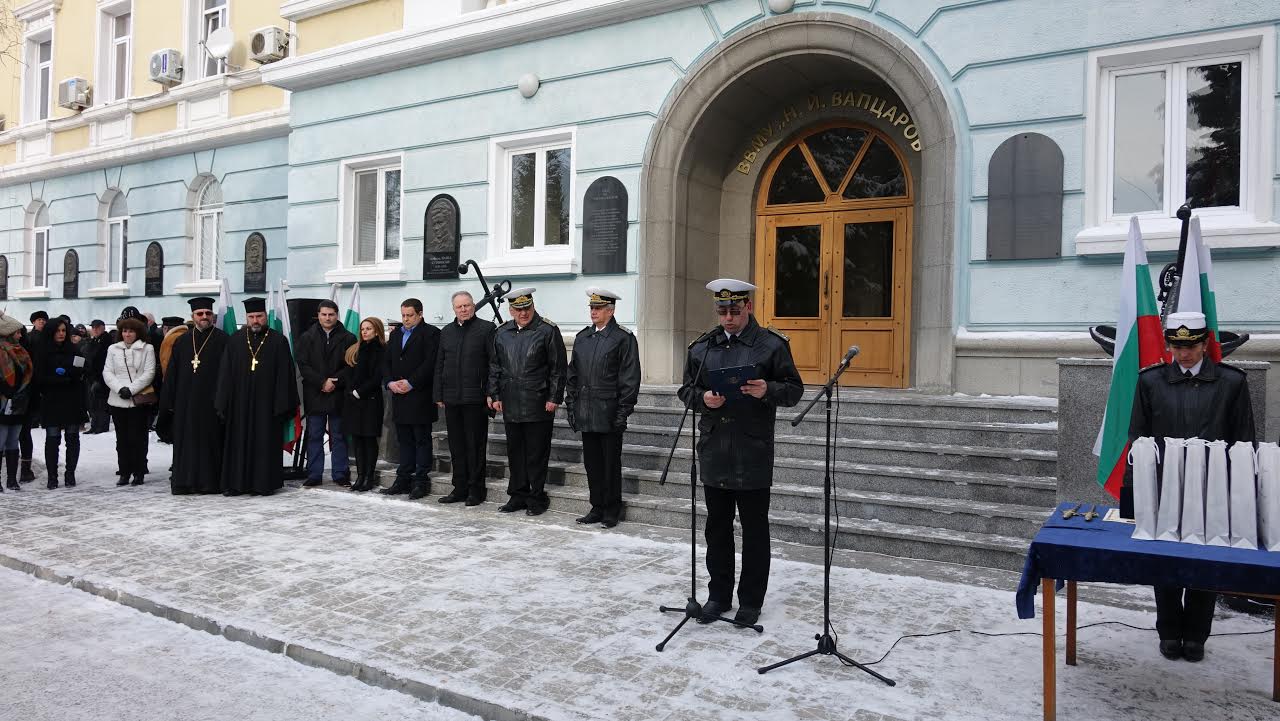 Учат бъдещите капитани как се разтоварват кораби