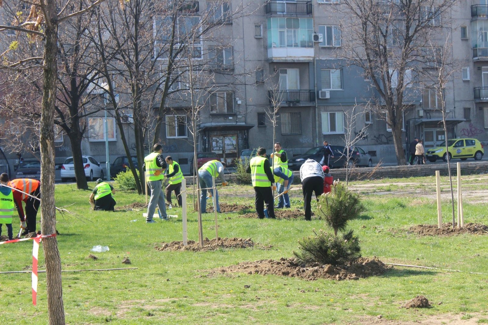 Доброволци обновиха два парка под тепетата