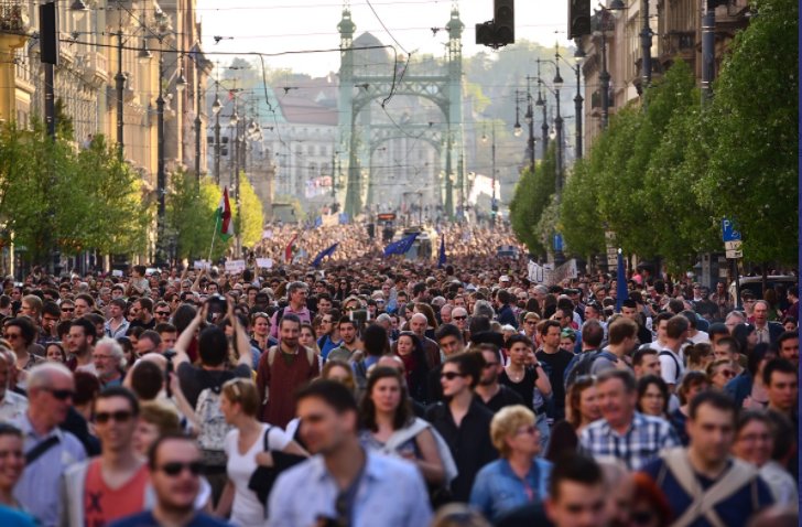 Няколко хиляди души протестираха в защита на Централноевропейския университет в Будапеща