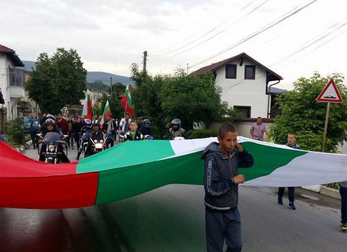 Гърмен протестира с огромен трибагреник срещу ромско гето