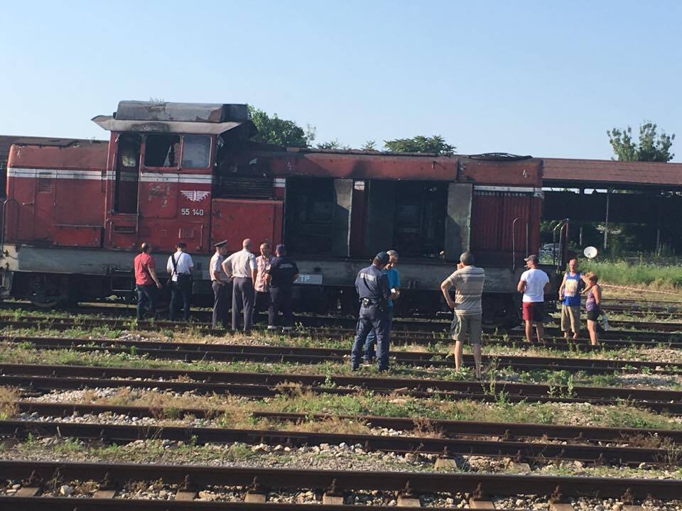 Вижте какво остана от пламналия влак в Горна Оряховица (СНИМКИ)