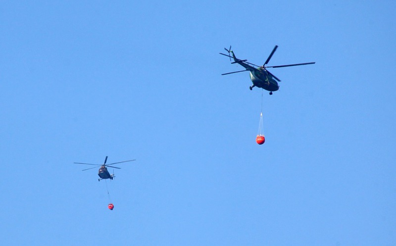 Военните Ми-17 изляха 140 тона вода над пожара в Кресненското дефиле