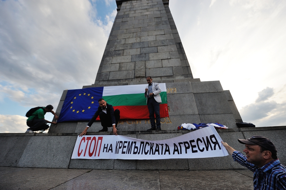 Протест пред паметника на Съветската армия в столицата (СНИМКИ)