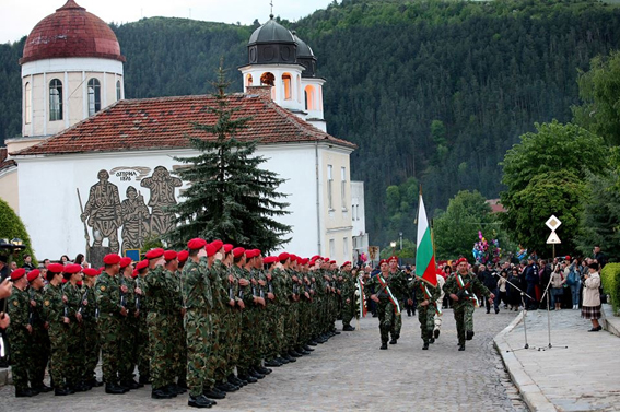 По-високи военни заплати - желание без възможности