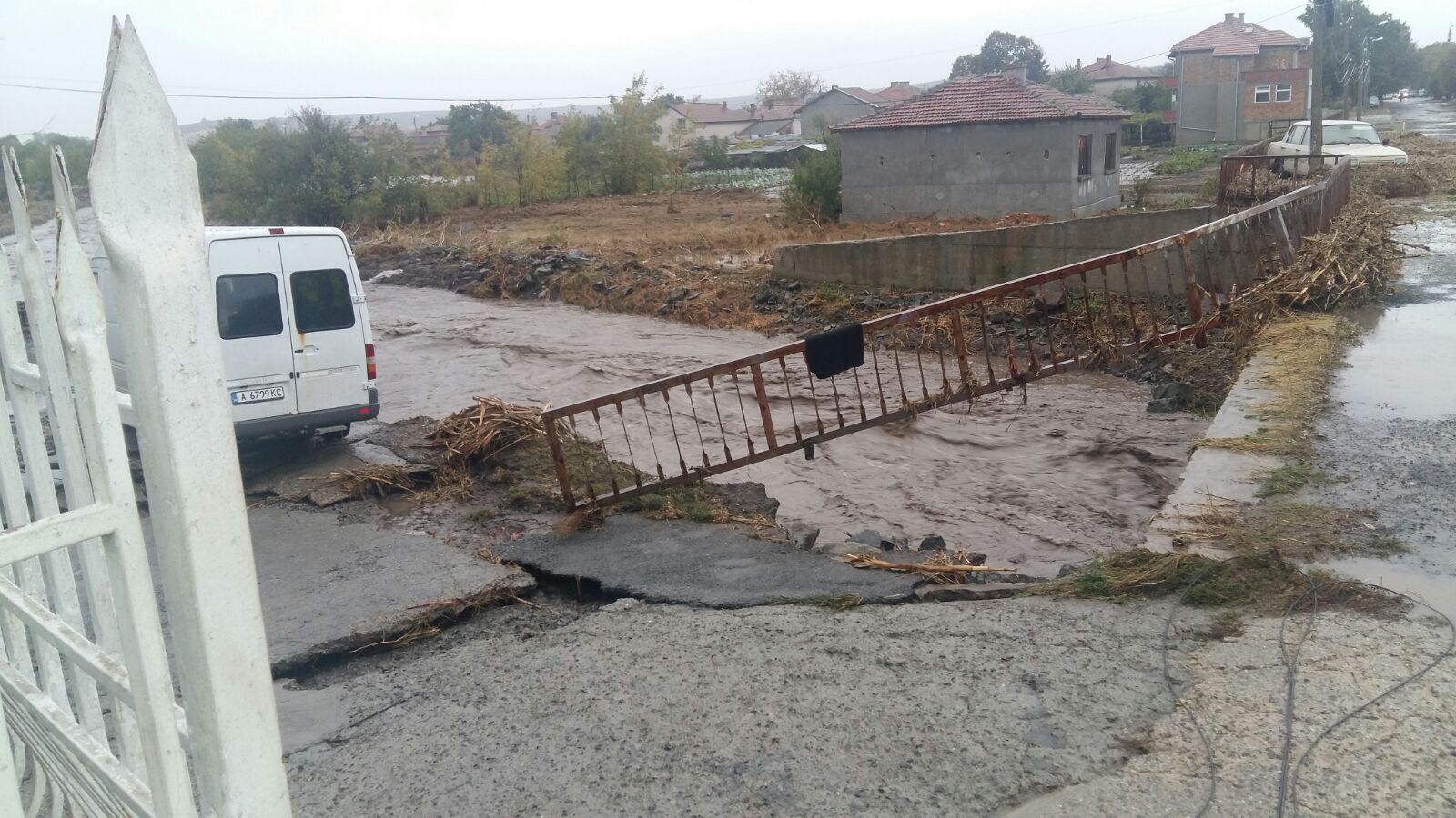 Областният управител на Бургас пред "Труд": Прелял е някой от частните язовири край Трояново