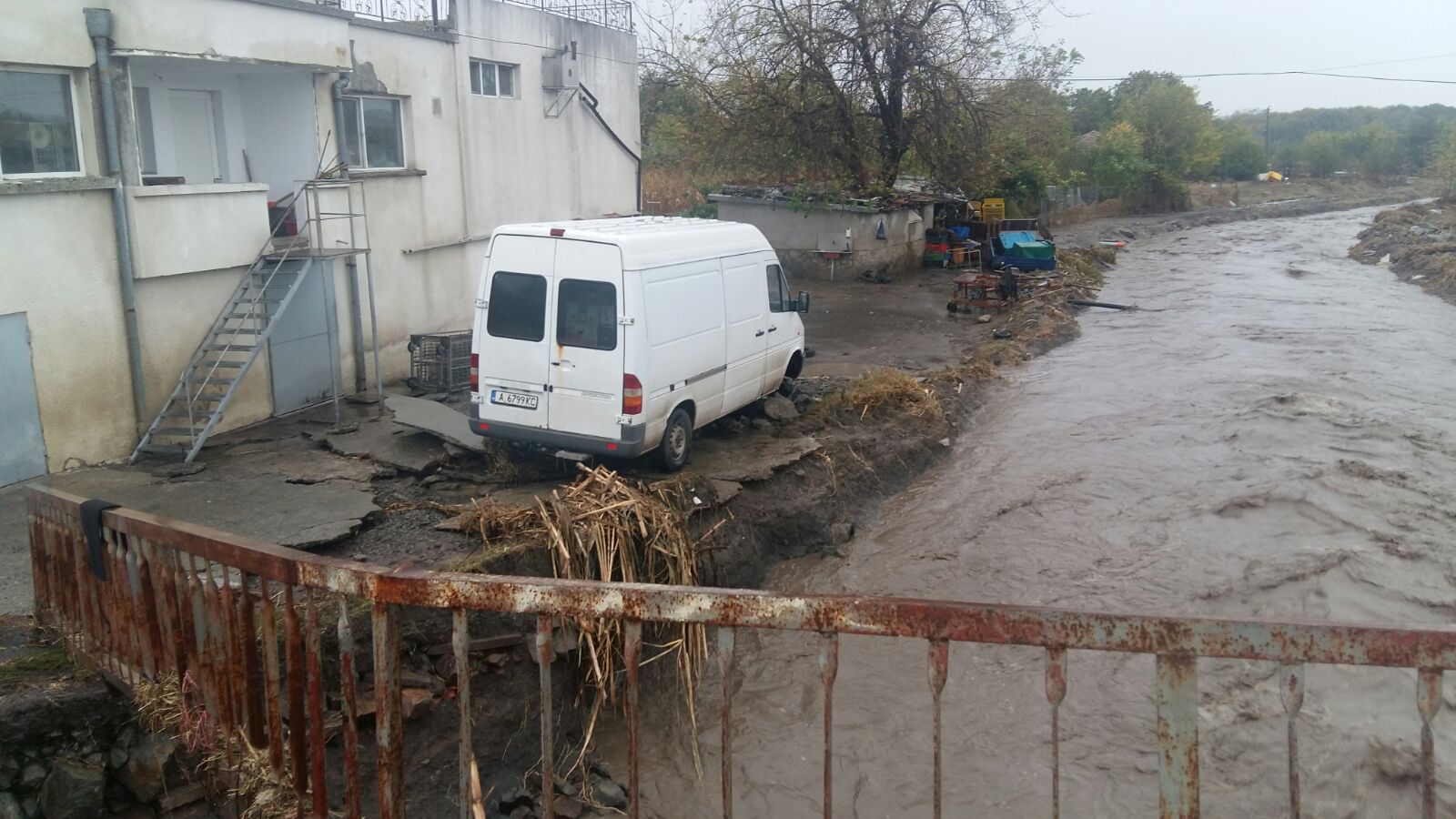 Борисов прати трима министри по спешност в Бургаско