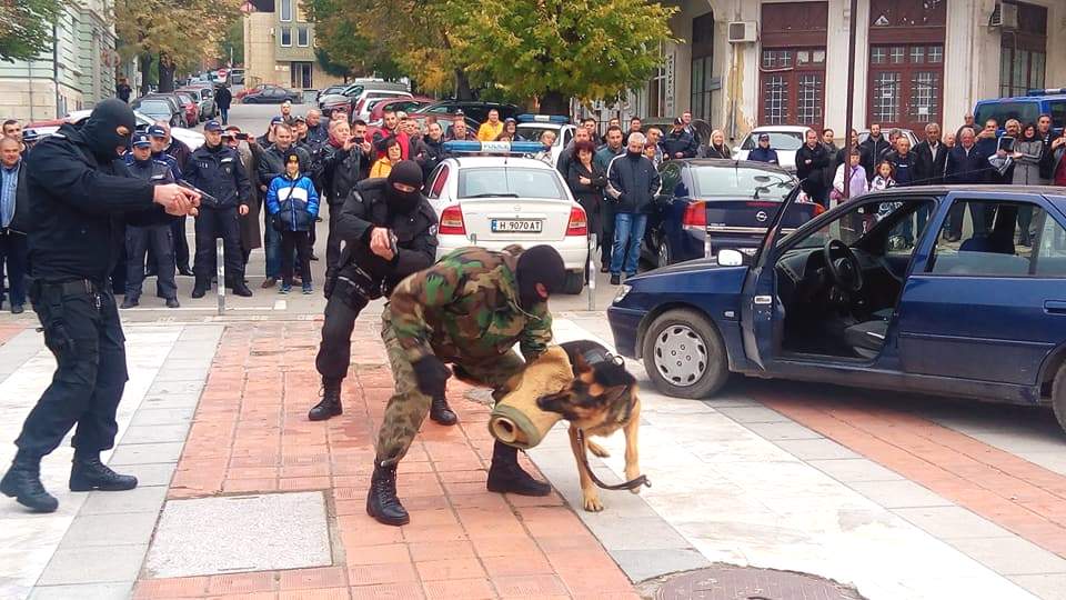 Шуменски полицаи показаха как се ловят апаши